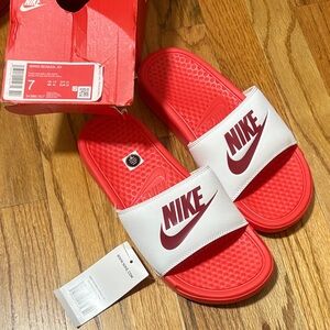 Nike Women’s Red and White Benassi JDI Slide Sandals Size 7❤️👍
